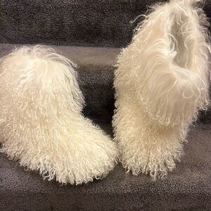 UGGS shearling white fluffy and classic UGG